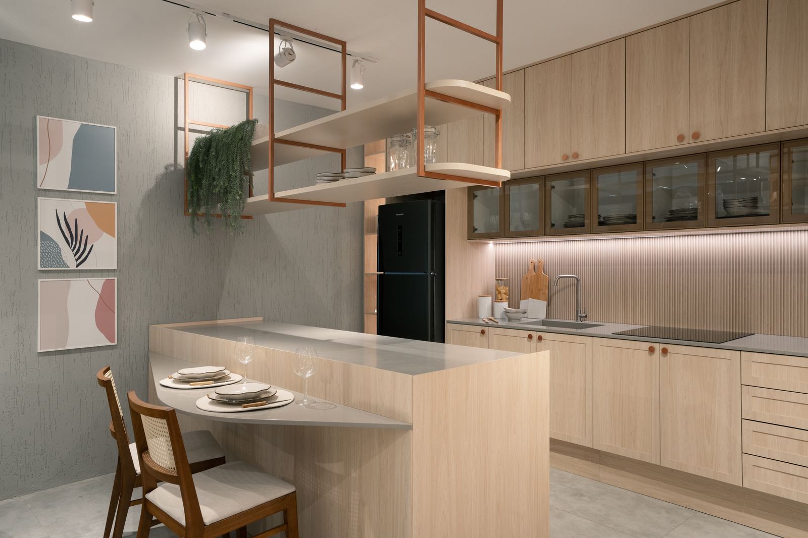 Cozinha planejada com bancada, mesa de jantar integrada e cristaleira suspensa, projeto Domus Italínea