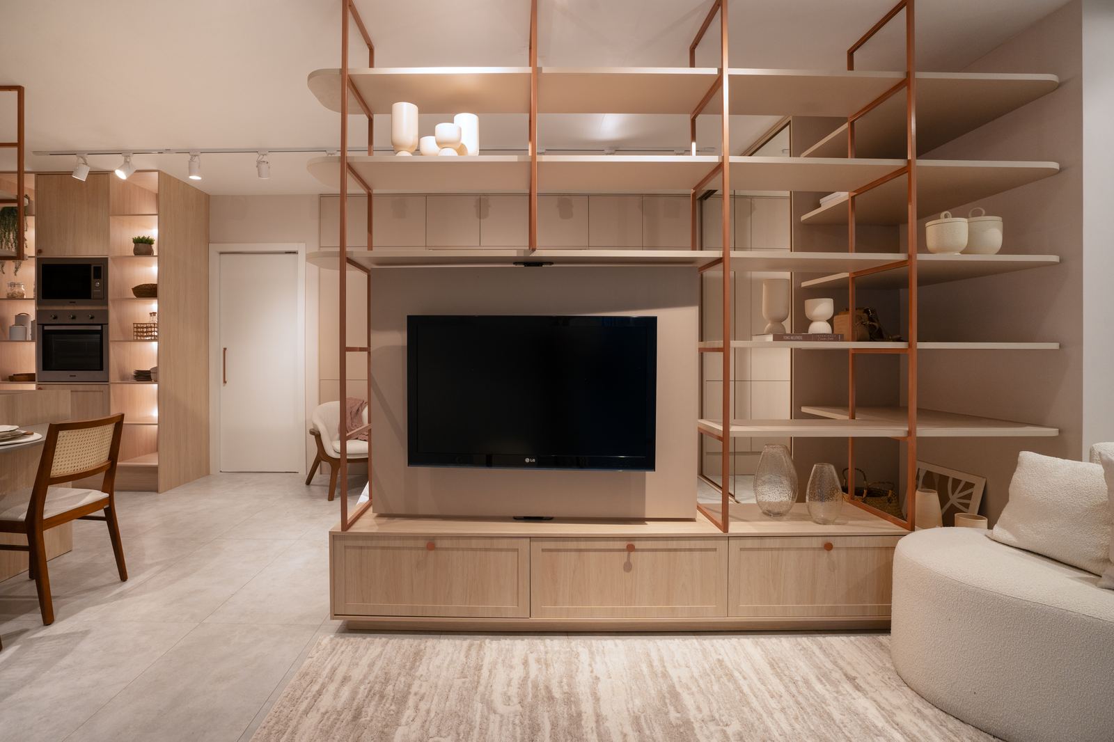 Sala de estar planejada com painel de TV e estante vazada em madeira, projeto Domus Italínea