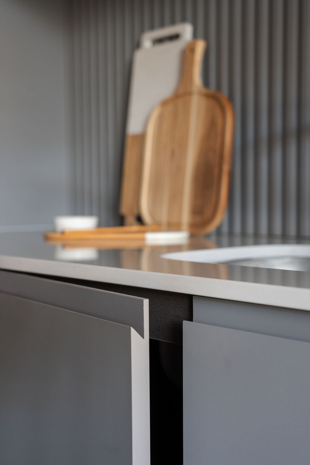 Detalhe de bancada e portas em marcenaria planejada de cozinha, projeto Domus Italínea